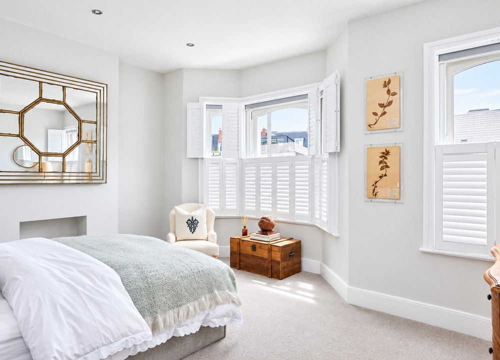 Made-to-measure shutters on a bay window
