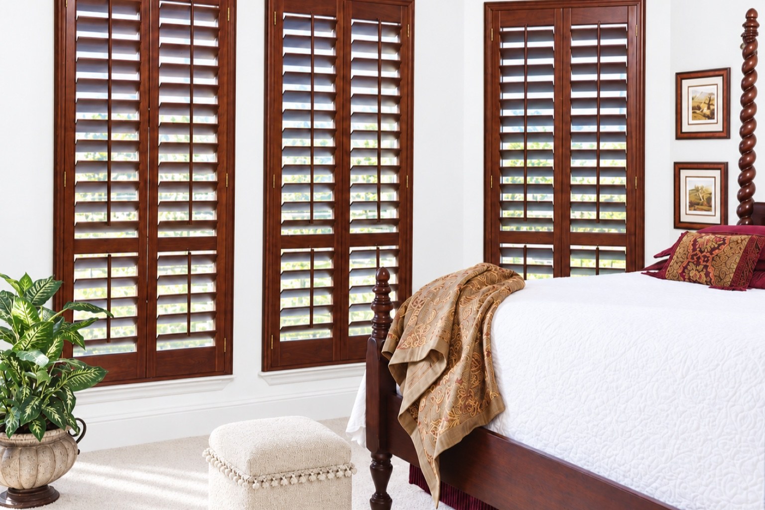 Made-to-measure wooden shutters
