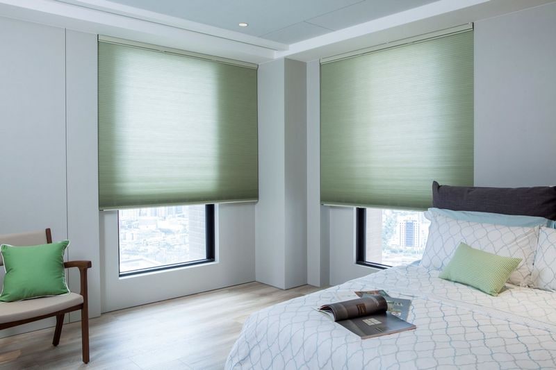 Cordless honeycomb blind