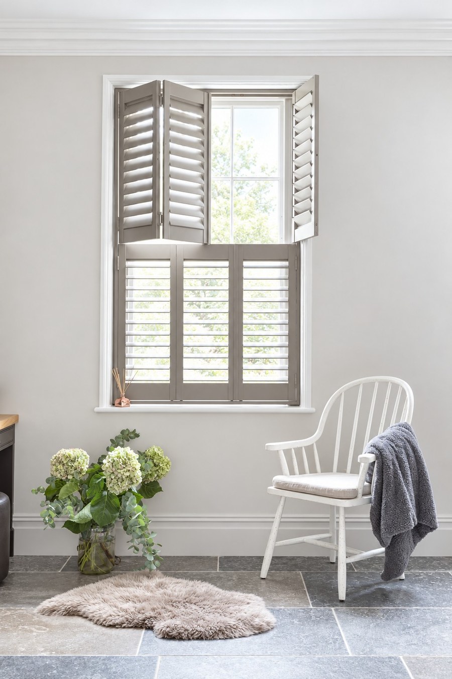 Hawaii shutters in cream grey